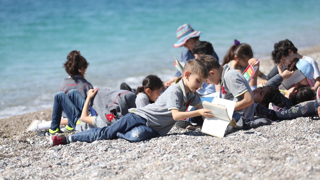 Öğrencilere velileri, Kaymakam Kamil Köten ve İlçe Milli Eğitim Müdürü Yakup Hoplar eşlik etti.