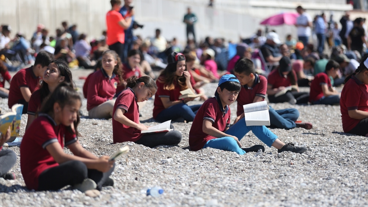 Hoplar, gazetecilere yaptığı açıklamada, Türkiye`nin Birleşmiş Milletler verilerine göre dünyada kitap okuma oranında 86`ıncı sırada olduğunu hatırlattı.