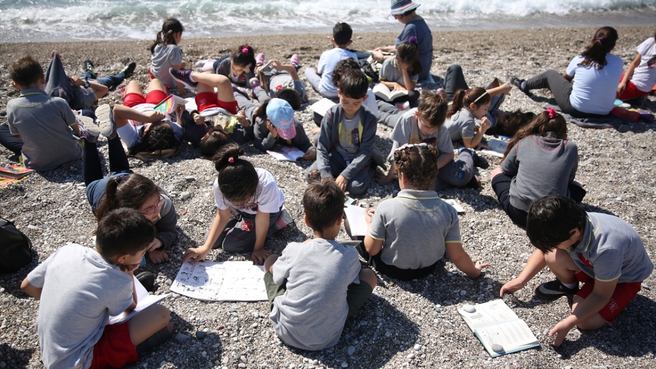 "Öğrencilere kitap okuma alışkanlığı kazandırmayı hedefliyoruz."