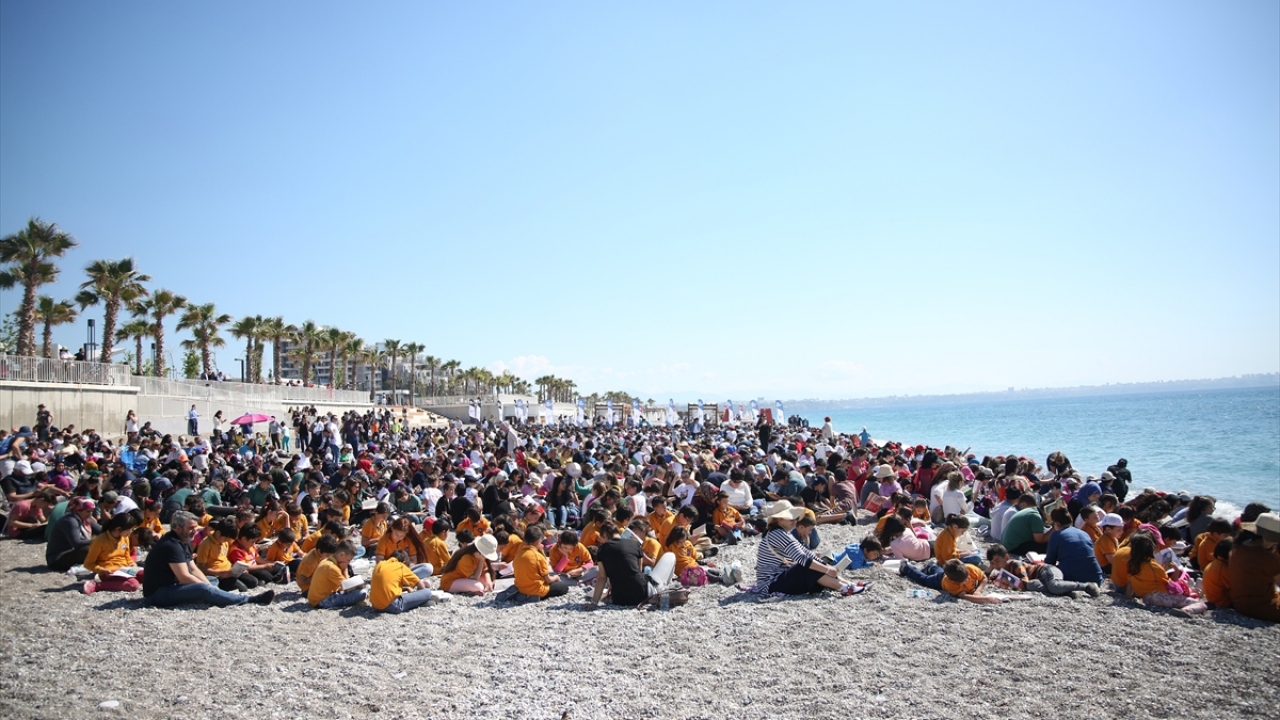 Kitap okuyan çocuklardan ilkokul dördüncü sınıf öğrencisi Cemile Bal, kitap okumayı çok sevdiğini, sahilde okumanın ise daha keyifli olduğunu ifade etti.