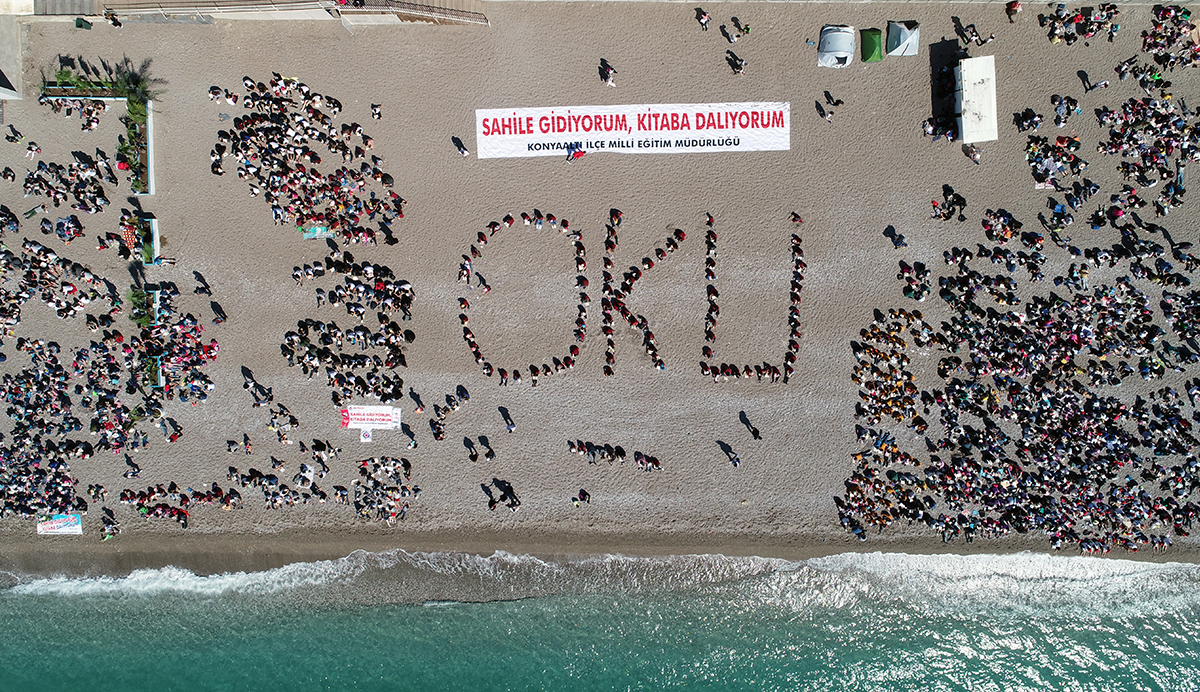 Proje kapsamında Konyaaltı ilçesindeki anaokul, ilkokul ve ortaokulda öğrenim gören 15 bin öğrenci ile birer velisi Konyaaltı Plajı`na ellerinde kitapları ile geldi.