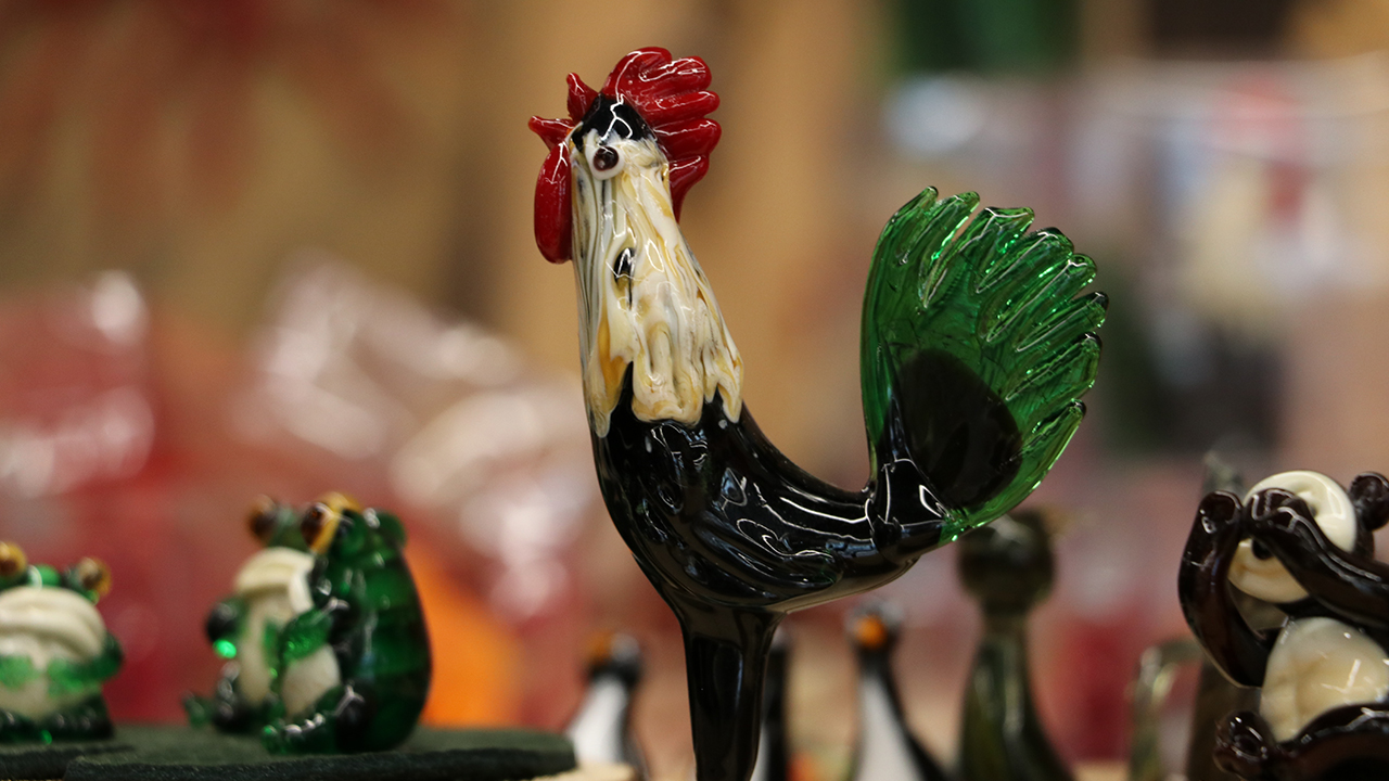 Denizli Büyükşehir Belediyesi Nihat Zeybekci Kültür ve Kongre Merkezi`nde açılışı yapılan ve bu yıl "yansıma" temasıyla sanatseverlerle buluşan bienalde ABD, İtalya, Letonya, Fransa ve Türkiye`den sanatçılar, canlı cam gösterileri yaptı. 