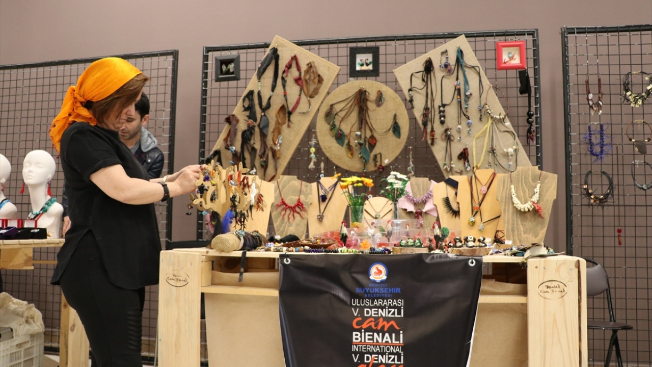 Cam sanatçılarının bienale büyük ilgi gösterdiğini belirten Duruerk, cam sanatında ustanın elini görmenin öğrenmek açısından çok önemli olduğunu dile getirdi.