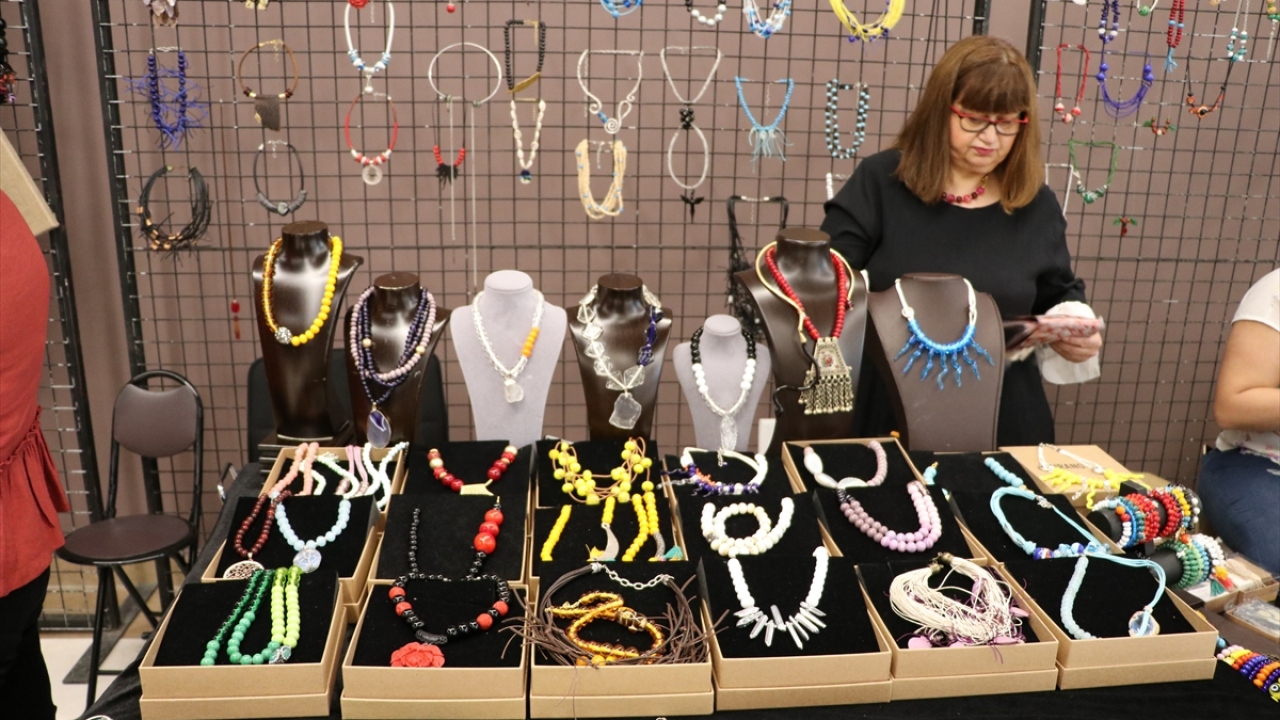 Stantları gezen misafirler, cam sanatçılarının gösterilerini izledi, sanatçılar çocukların yanlarında getirdiği bardak ve şişelere motifler yaptı. 