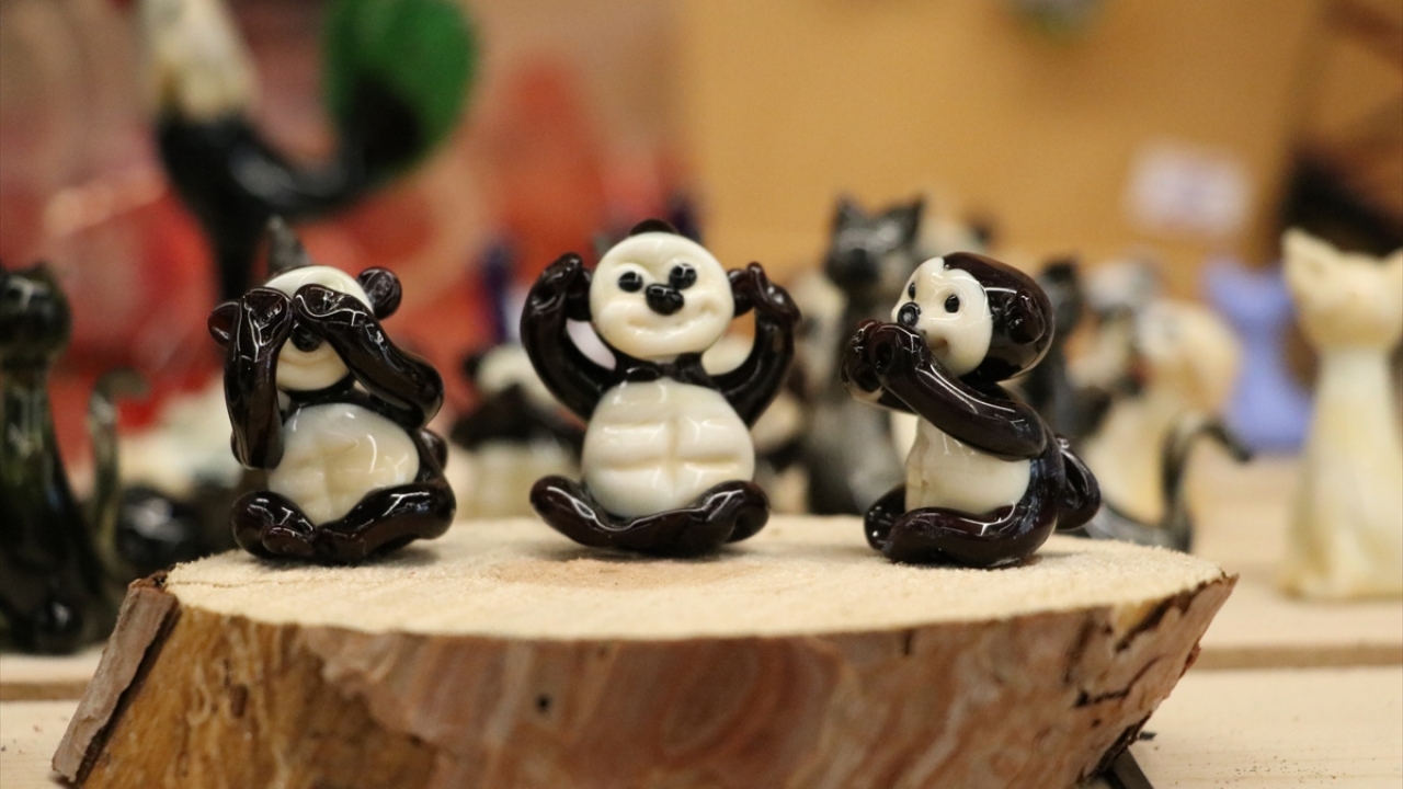 Sergide camdan yapılan akrep, horoz, maymun, kuş ve kedi figürleri ilgi topladı. 