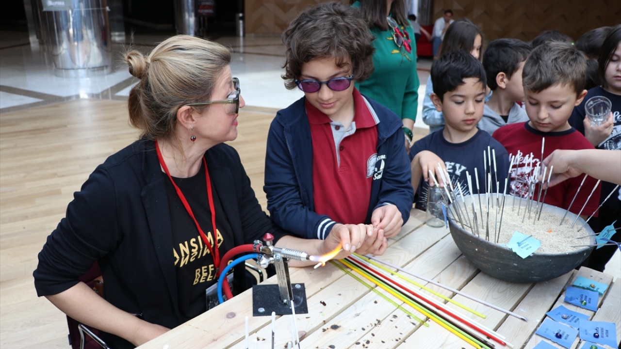 Pazar günü sona erecek bienalde ziyaretçiler, sanatçıların atölye çalışmalarına katılabilecek ve sergiler mayıs ayı sonuna kadar gezilebilecek.