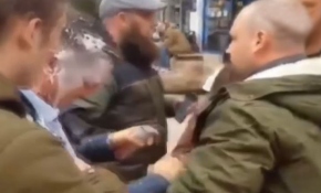 İngiltere'de ırkçı söylemlere tepki gösteren genç darp edildi