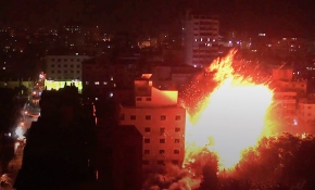 İsrail Gazze'de altı katlı bir binayı vurdu