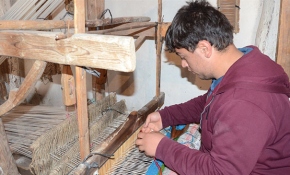 Annesinden miras kalan iplerle okul harçlığını çıkarıyor