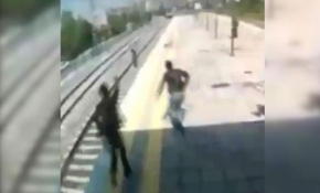 İntihara kalkışan kadını tren önünden son anda kurtardı