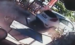 Otomobilin kafe bahçesine girme anı kameralara yansıdı