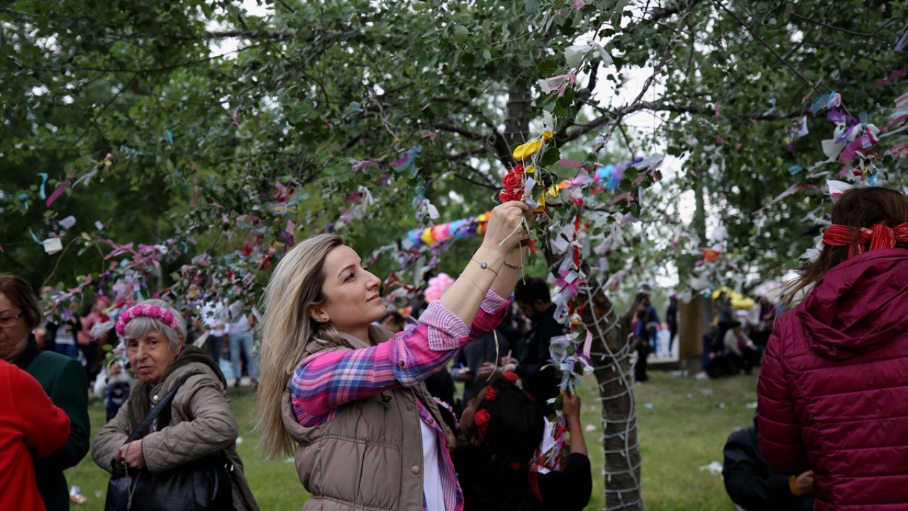 Romanların, doğanın uyanışını bolluk ve bereket dileği ile eğlenceli şekilde kutladığı Kakava Şenlikleri efsanelerle daha renkli hale geliyor.