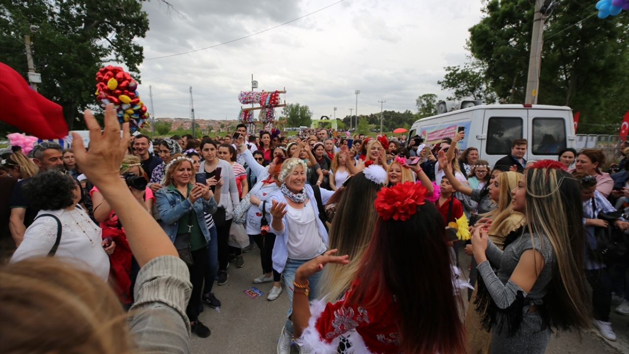 Baba Fingo`yu bekleyen Romanların nehir kenarındaki ritüelleri ve eğlenceli Kakava (Hıdırellez) kutlamaları, dünyanın pek çok yerinden turisti Edirne`ye çekiyor.