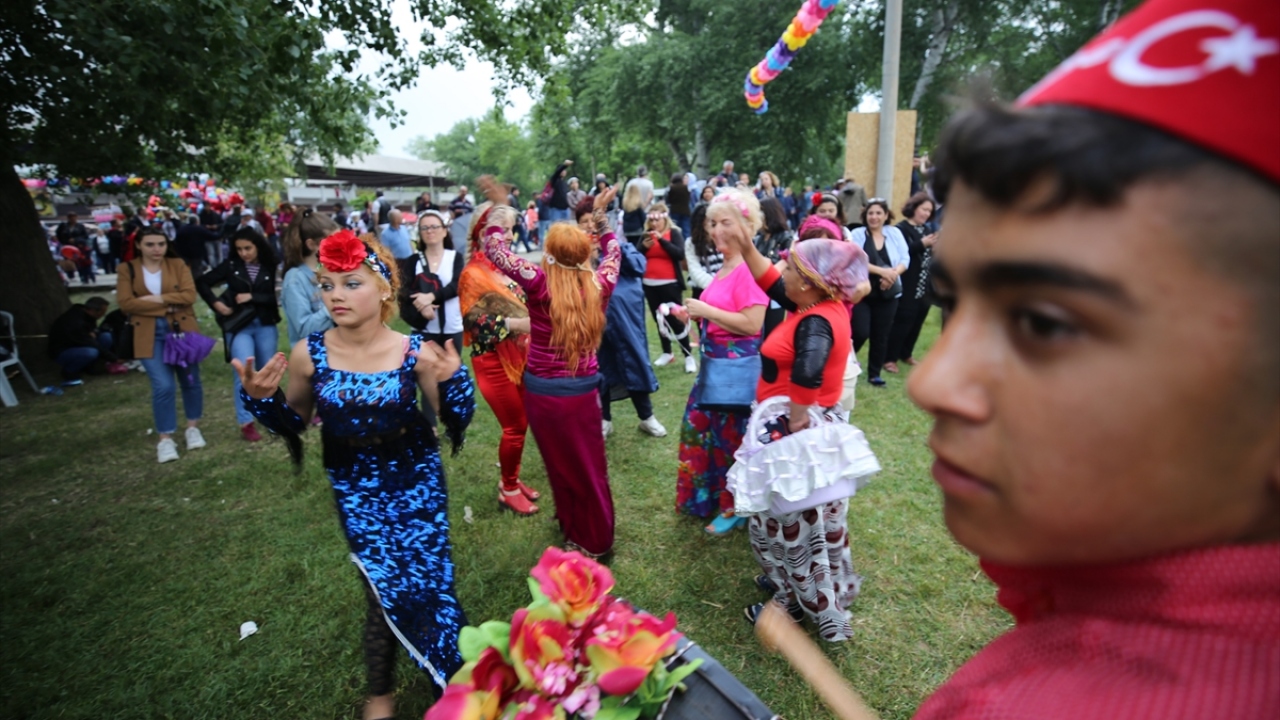 Gün geçtikçe meraklılarının arttığı Kakava`nın ateşi, turizme de can oluyor.