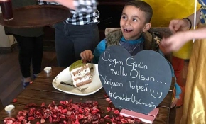 Gençlerden, simit satan küçük Taylan'a doğum günü sürprizi