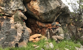 Diyarbakır'da teröristlerin kullandığı 3 kış sığınağı imha edildi