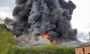 İngiltere'de havaalanı bitişiğindeki depoda büyük yangın