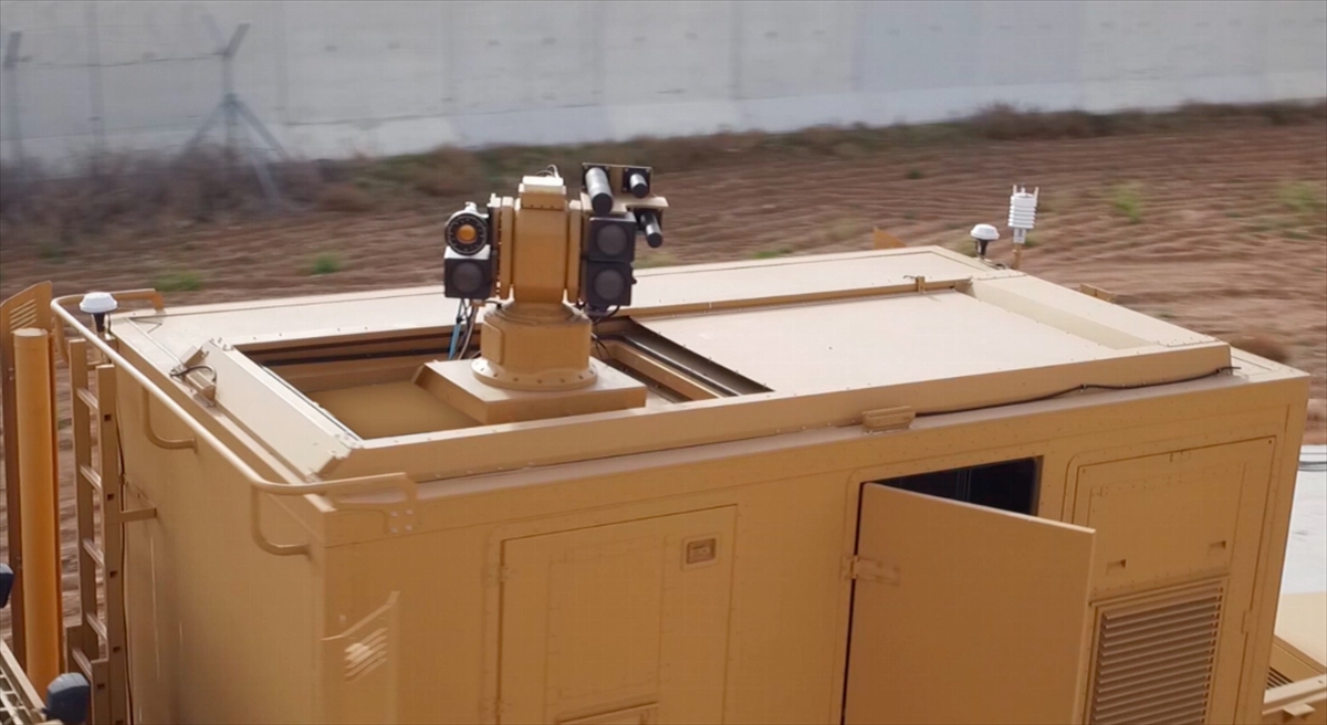 4 kilometreye kadar karıştırma yapabilen sistem, 500 metreye kadar hedefi imha edebiliyor. 