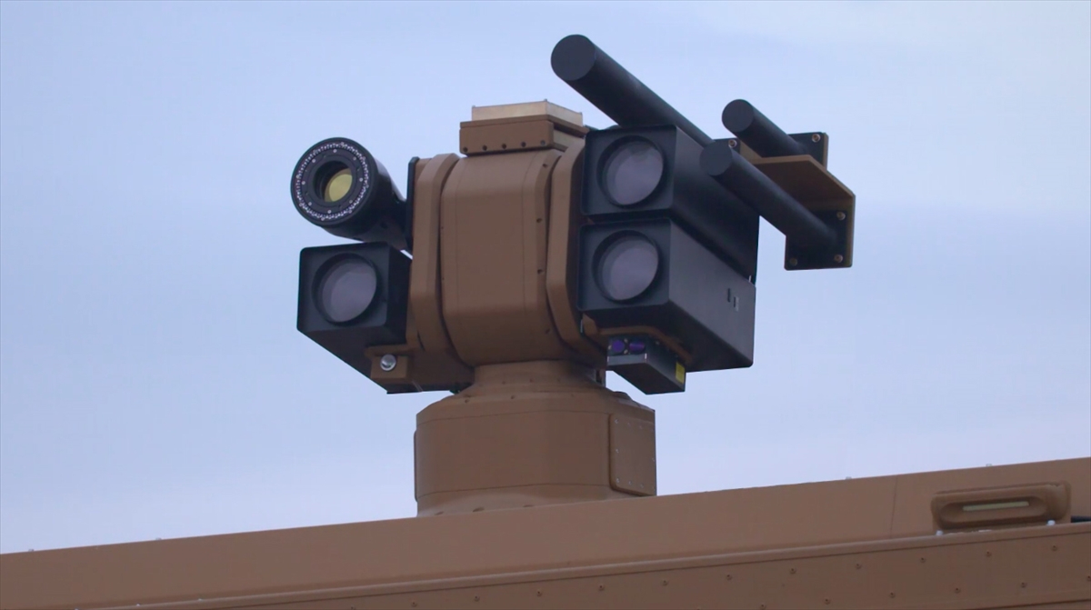 Sistem, sahip olduğu elektromanyetik karıştırma sistemi, lazer tahrip sistemi ve geliştirme çalışmaları sürdürülen elektromanyetik tahrip sistemi sayesinde, kullanıcıya üç kademeli bir savunma yeteneği kazandırıyor.