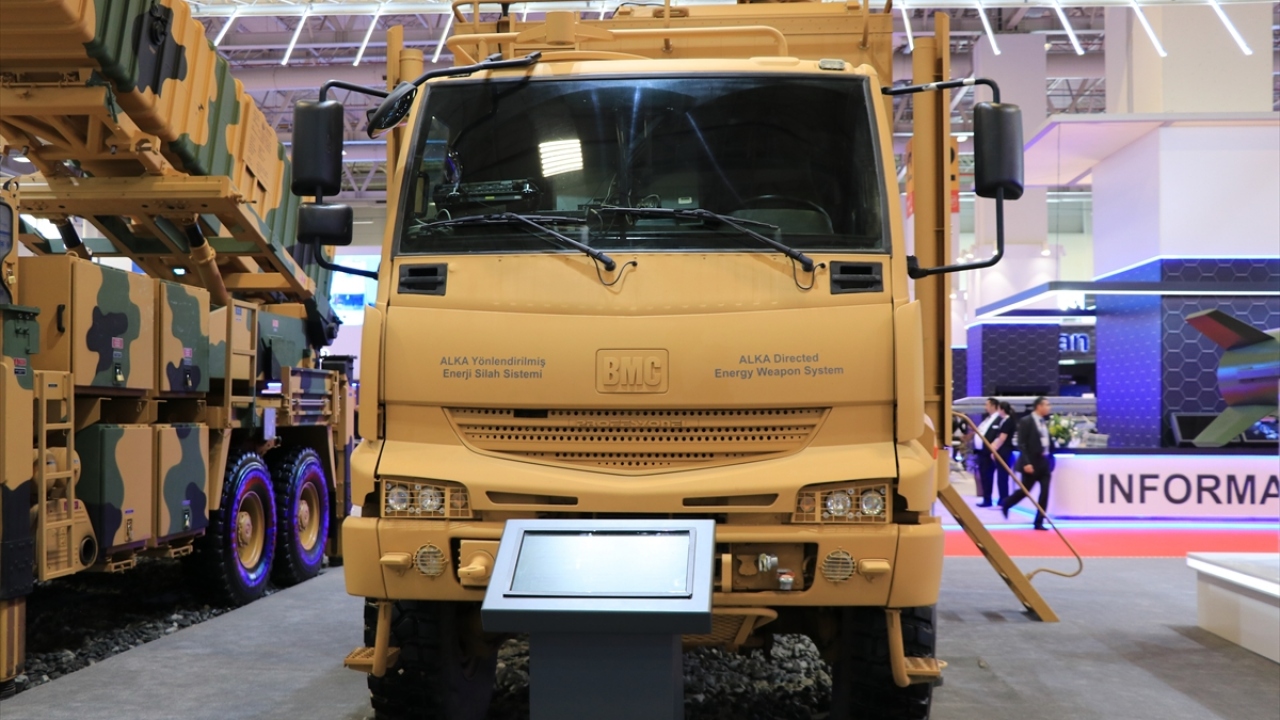 Alka, ilk kez paylaşılan test görüntülerinde el yapımı patlayıcı, güvenlik ihlali yapan drone, mühimmat taşıyan drone, casus drone, sürü drone saldırısı gibi tehditleri başarıyla bertaraf etti.  