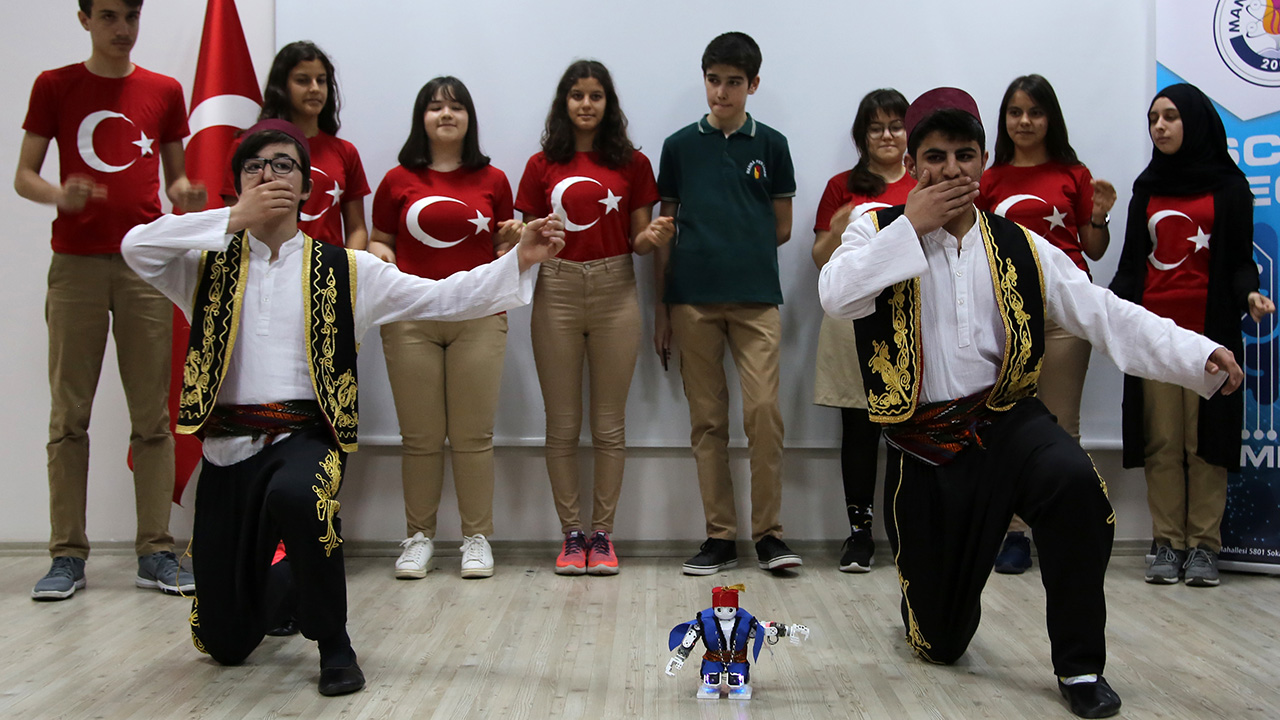 Manisa Fen Lisesi öğrencileri, her yaştan katılımcıların yer aldığı Steam Cup Turkey`e hazırlık kapsamında tasarladıkları robota "Harmandalı zeybeği"nin figürlerini kodladı.