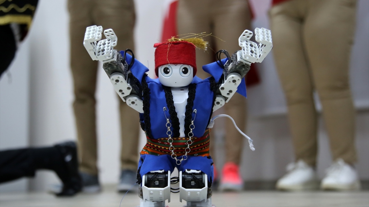 Katıldıkları ilk robot yarışmasından dereceyle dönen Manisalı öğrenciler, aynı başarıyı Avrupa`ya da taşımak istiyor.