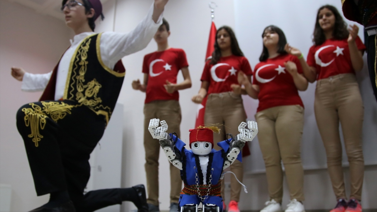 Yaz tatilini en iyi şekilde değerlendirmek isteyen öğrenciler, yıl sonunda düzenlenecek Steam Cup International yarışmasında yeni bir projeyle jürinin karşısına çıkacak.