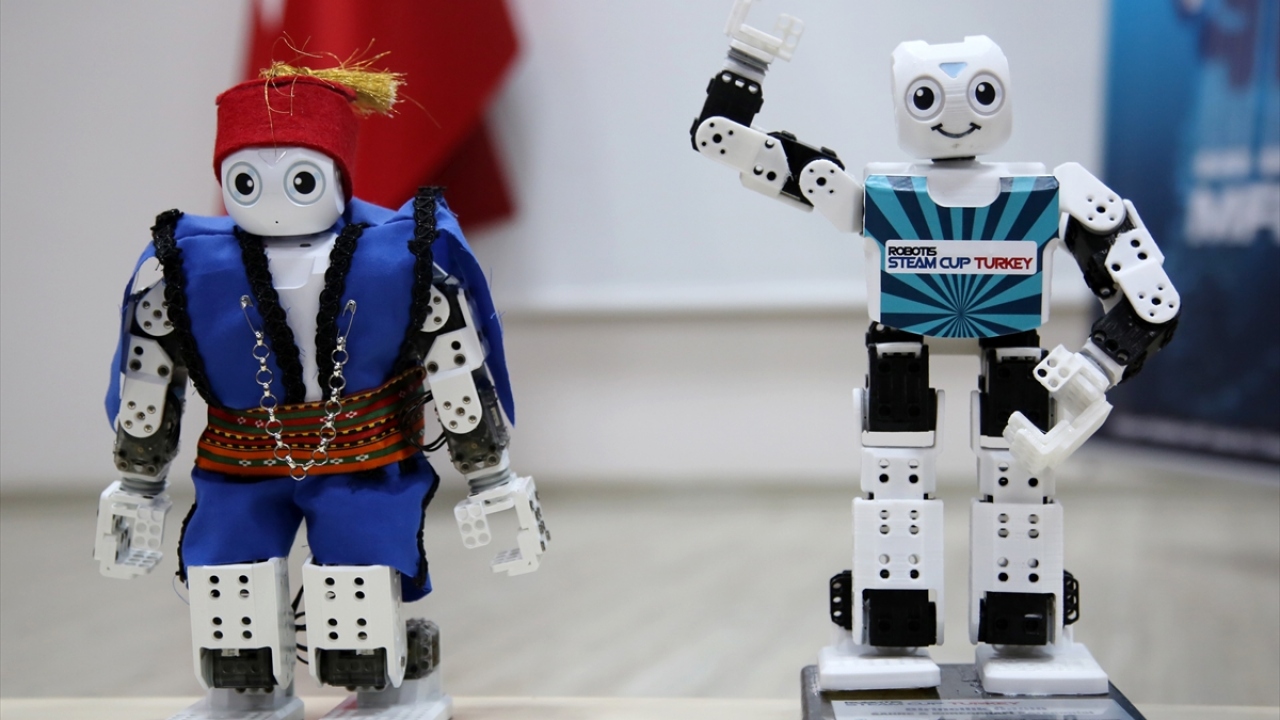 Teorik bilgileri pratiğe dökmek amacıyla robot alanında çalışmalara başladıklarını dile getiren Kırtaş, "Robotik kodlamada çok güzel çalışmalar yapılmaya başlandı. Biz de okulumuzda katıldığımız ilk yarışmada birincilik elde ettik." diye konuştu.