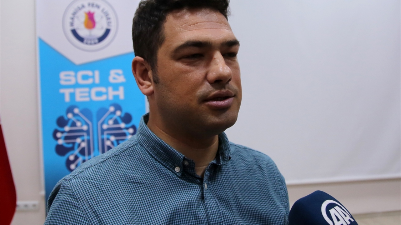 Bilişim teknolojileri öğretmeni Ertuğ Gözaydın da Steam Cup`ın, robotik alanda dünyanın en büyük yarışmalarından biri olduğuna işaret etti. 