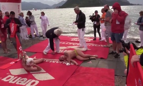 Yüzme şampiyonasında tepki çeken hareket