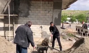 Emniyet Müdürü'nden inşaat işçilerine yardım