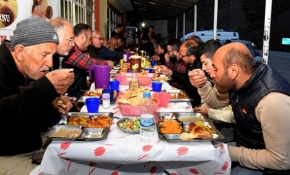 Tanrı misafirleri için 14 yıldır iftar sofrası kuruyorlar