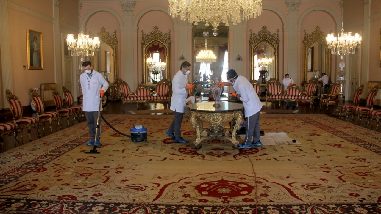 15 bin metrekarelik Dolmabahçe Sarayı`nın baştan sona bakımını yaklaşık  bir buçuk ayda tamamlayan ekip, Milli Saraylar`a bağlı saray ve kasırların büyük salonları ile gezi güzergahının bakımını, ziyarete kapalı olan pazartesi günü gerçekleştiriyor.