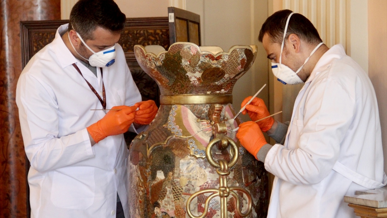 Doğal malzemelerin kullanıldığı konservasyon sırasında da at kılı ve pamuk ponpon fırçalar kullanılıyor. Ayrıca ayna ve vazoların bakımı ise etil alkolle yapılıyor.