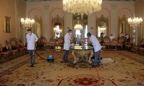 Saraylardaki tarihi emanetlerin bakımını titizlikle yürütüyorlar