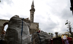 Defineciler 500 yıllık camiyi talan etti