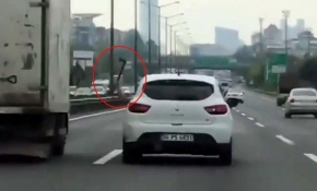 Şoföre sinirlendi, kamyona baltayla saldırdı