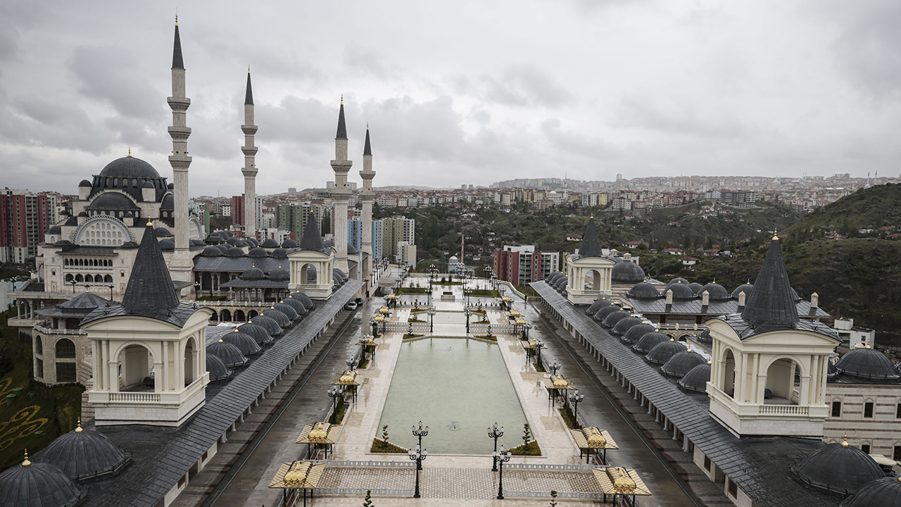 Kuzey Ankara Merkez Camii ve Külliyesi, Ankara Esenboğa Havalimanı yolu üzerindeki Kuzeykent`te bulunuyor.