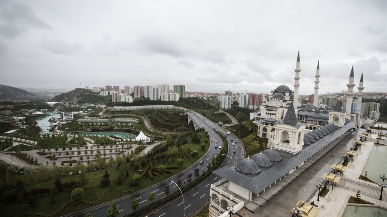 Ayrıca külliye alanında, Irak`ın Samarra kentindeki Samarra Camii`nin minaresinden esinlenilerek yapılan "Seyir Kulesi" de bulunuyor.