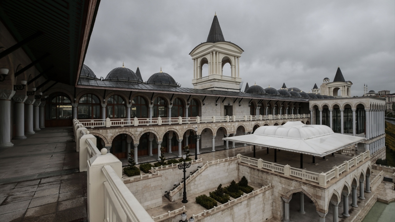 Projede katlar arası ulaşımın asansör ve yürüyen merdivenlerle sağlandığı bin 200 araçlık 5 katlı kapalı otopark da bulunuyor.