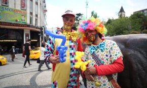 İstanbul sokaklarını sahneye dönüştüren palyaçolar