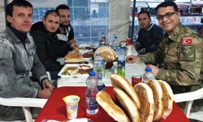 Mehmetçik Kosova'da geleneksel iftar çadırını kurdu