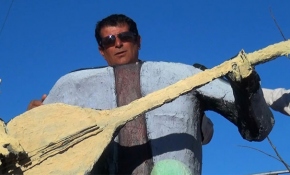 Yaptığı heykel ve çizdiği resimlerle evini müzeye çevirdi