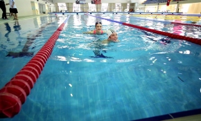 Otizmli oğlunun sporcu olabilmesi için onunla birlikte yüzüyor