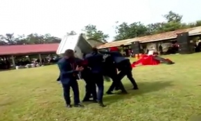 Gana'daki sıra dışı cenazede dansçılar taşıdıkları tabutu düşürdü