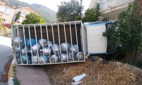 El freni çekilmeyen kamyonet evin balkonuna çarptı