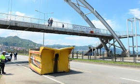 Kamyonun damperi üst geçide böyle çarptı