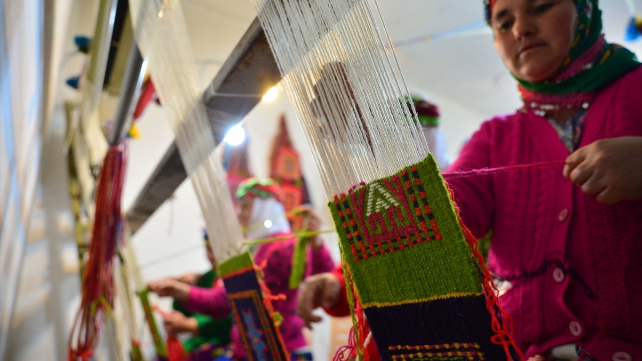 Proje kapsamında 13 kadın, atölyeye dönüştürülen eski köy okulunda günde 8 saatlik eğitim çalışmasına katılıyor.