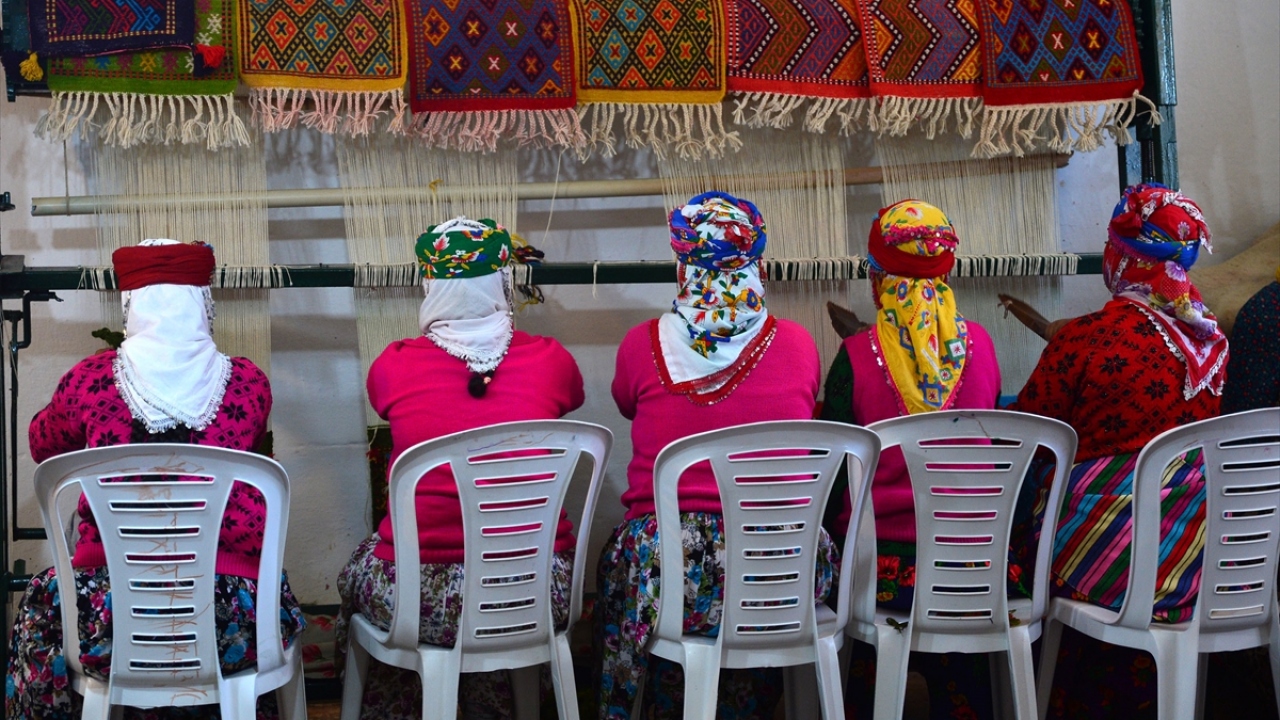 Kadınlar, halı ve kilimlerin yanı sıra yastık ve çantaları da sanatsal bakış açısıyla işliyor. 