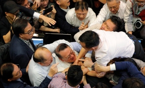 Hong Kong parlamentosunda kavga çıktı